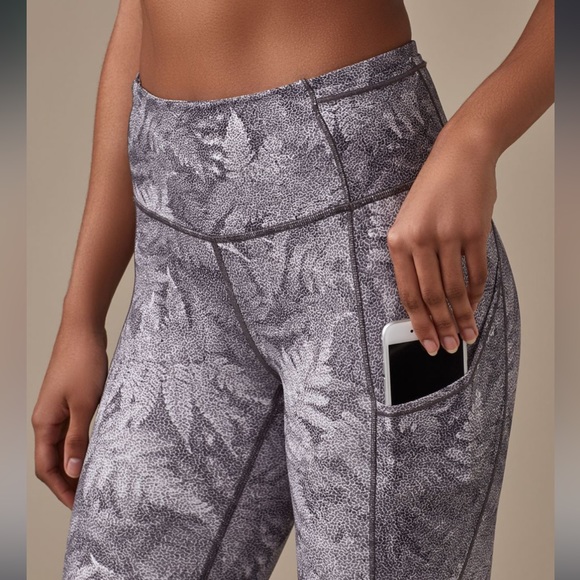 Lululemon Fast & Free Crop size 6
Kindred Spirit Alpine White Multi - Picture 15 of 16